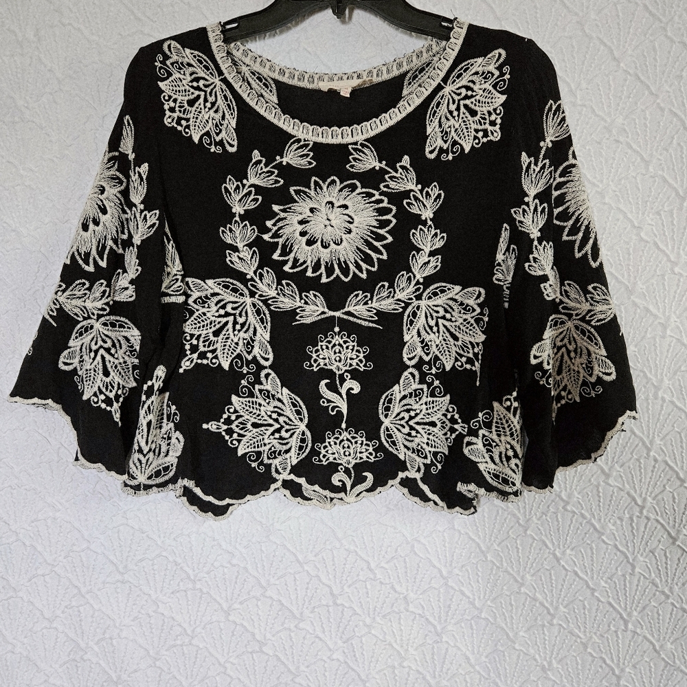 Solitaire Boho Embroidered Scalloped Hemline Crop Blouse Black Cream Sz M